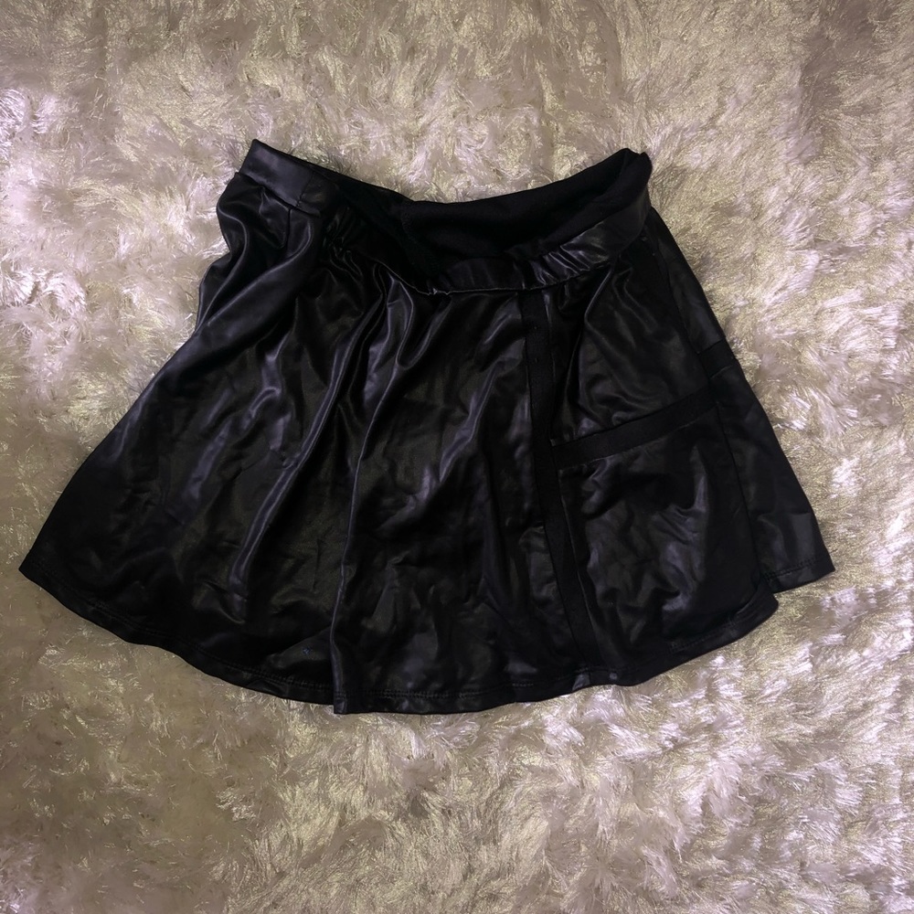 Faux Leather Skirt Pleated Flowy Mini-skirt - Picture 3 of 5